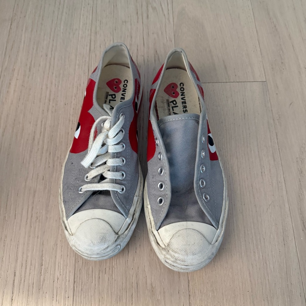 COMME des GARÇONS PLAY x Converse Grey Low Top Sneakers with Red Heart